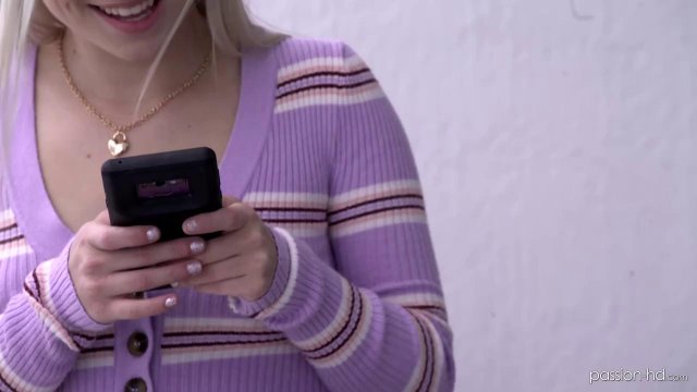 Превью Возбужденная блондинка мастурбировала в ванной, а затем трахнула своего парня № 35525