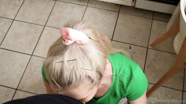 Превью Симпатичная блондинка страстно отсосала член сантехника прямо на кухне № 35533