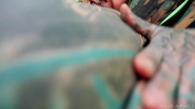 Превью Два фрика жестко трахаются на красном диване пока их никто не видит № 35615