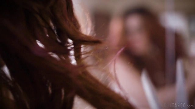 Две красивые девушки занимаются чувственным лесбийским сексом