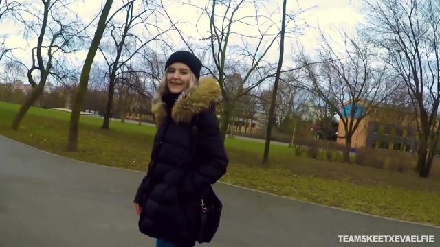 Превью Секс - агент очень хитро развел симпатичную блондинку на отсос на лавочке № 35865