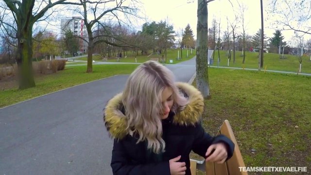 Превью Секс - агент очень хитро развел симпатичную блондинку на отсос на лавочке № 35865