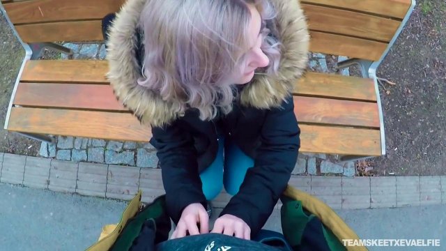 Превью Секс - агент очень хитро развел симпатичную блондинку на отсос на лавочке № 35865