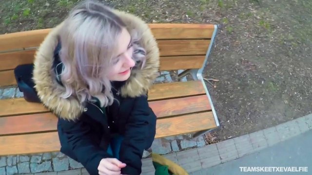 Превью Секс - агент очень хитро развел симпатичную блондинку на отсос на лавочке № 35865