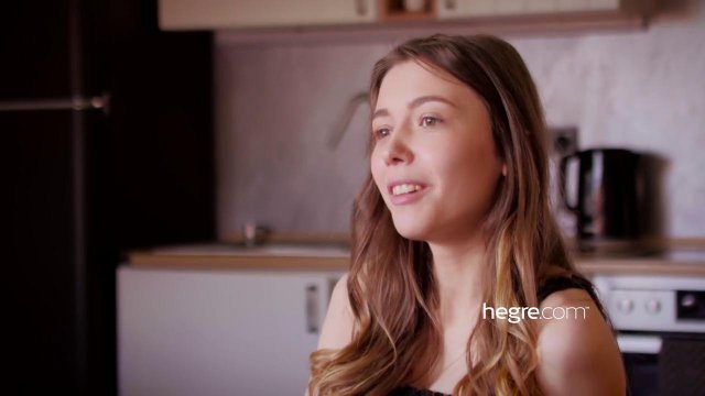 Превью Красивая шатенка показала все свои интимные места на камеру № 35903