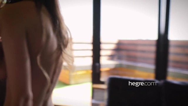 Превью Красивая шатенка показала все свои интимные места на камеру № 35903