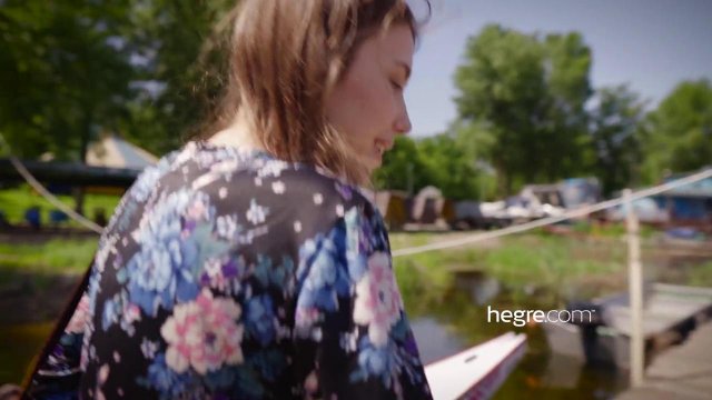 Превью Красивая шатенка показала все свои интимные места на камеру № 35903