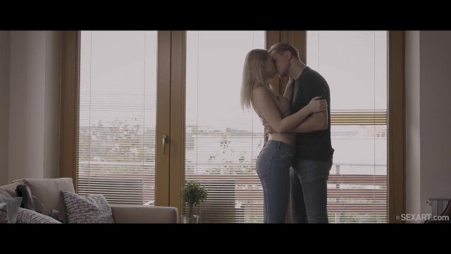 Превью Милой блондинке срочно нужен айфон и она выпрашивает его у мужа № 35926