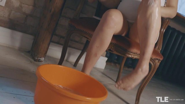 Беременная девушка срочно хочет кончить от дрочки