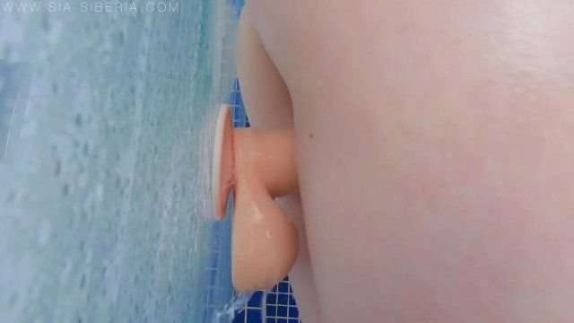 Превью Мокрая сучка кончает от дрочки в душе № 36680