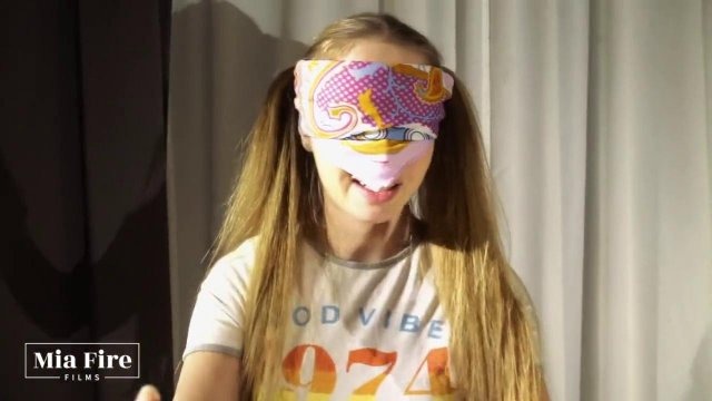 Завязал глаза телки для глубокого отсоса