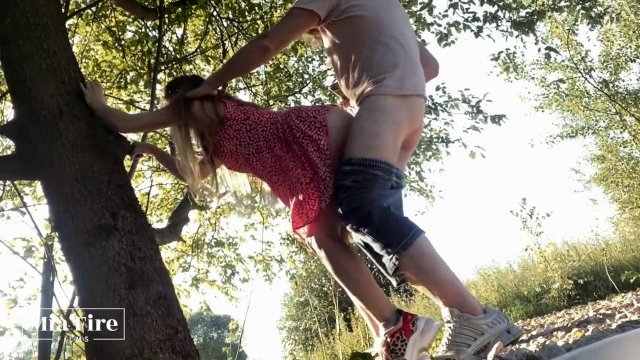 Превью Стала у дерева раком для быстрой ебли № 36768
