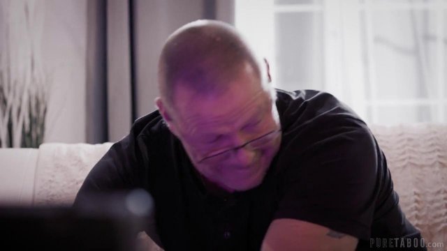 Превью Мама с папой навязали дочке трах № 36899