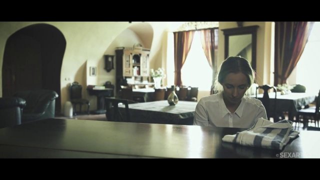 Наказала горничную сидением на лице