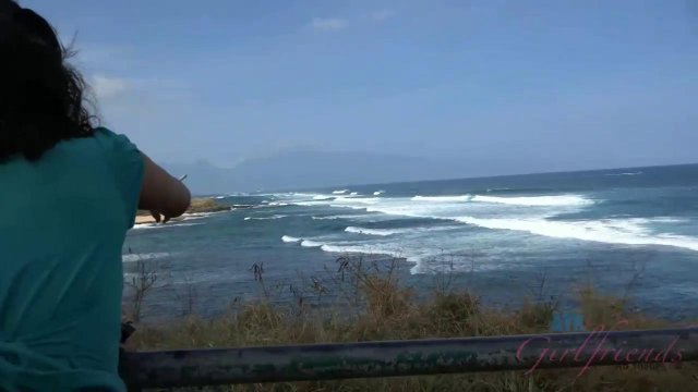 Мужик свозил красотку к берегу моря и получил за это минет в машине
