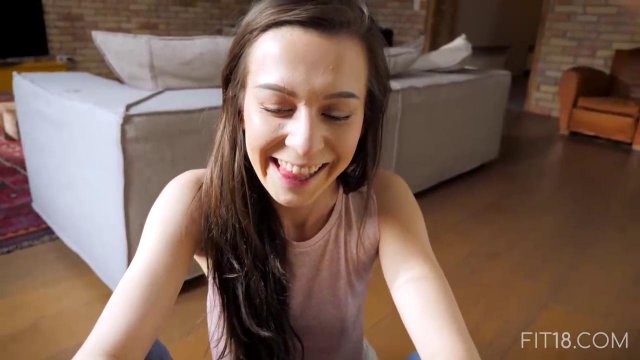 Превью Брюнетка заскучала без дела и трахнула любимого брата № 39545