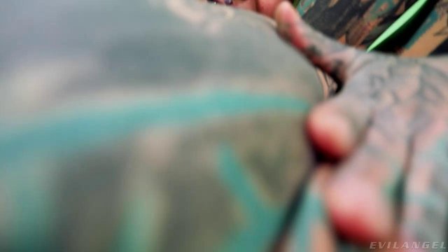 Превью Хиппи трахает в анал татуированную неформалку с глазами дьявола № 39610