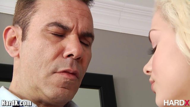 Блондинке хочется активно садиться влагалищем на толстый хуец