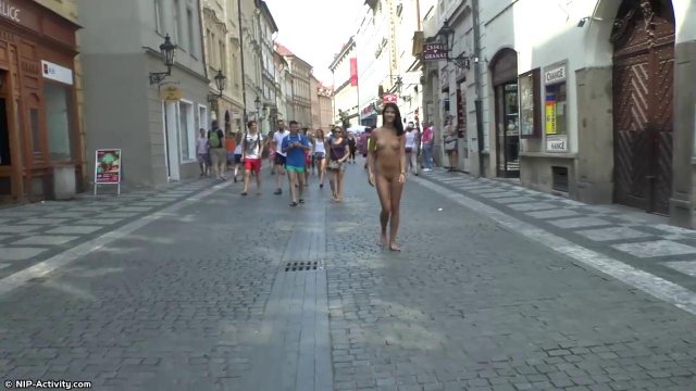 Превью Голая брюнетка гуляет по оживленным местам города среди прохожих № 4078