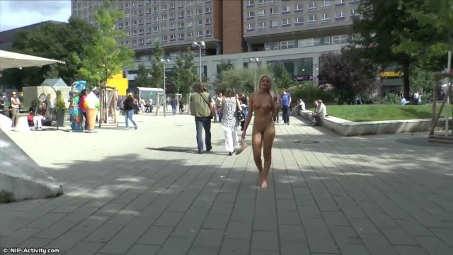 Превью Блондинка ходит по городу без трусиков и фоткается с прохожими № 4123