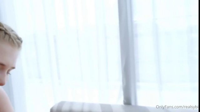 Превью Русская сучка хочет кончить на страпоне № 41650