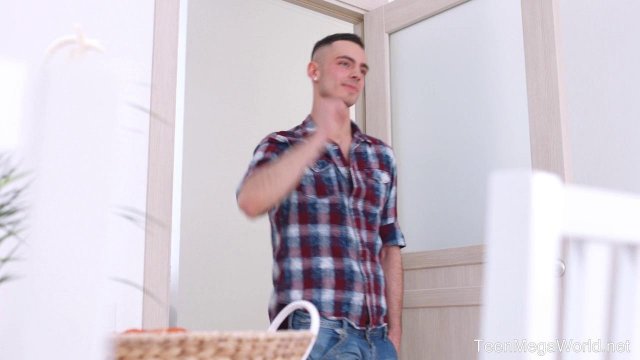 Превью Русская девушка красиво трахнута парнем подруги № 41670