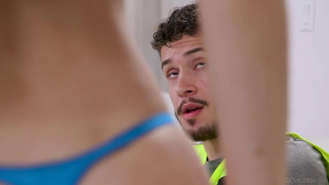 Курьер трахает красивую девку вместо оплаты