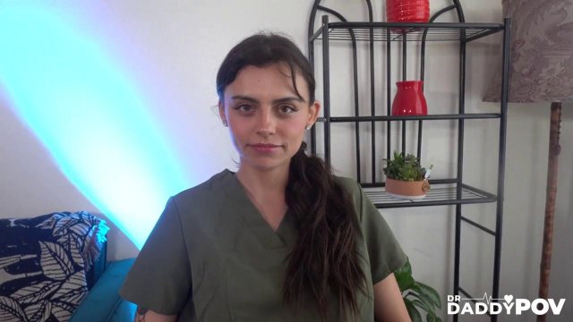 Превью Девушка балдеет от члена в киске и дрочит его ногами № 41750