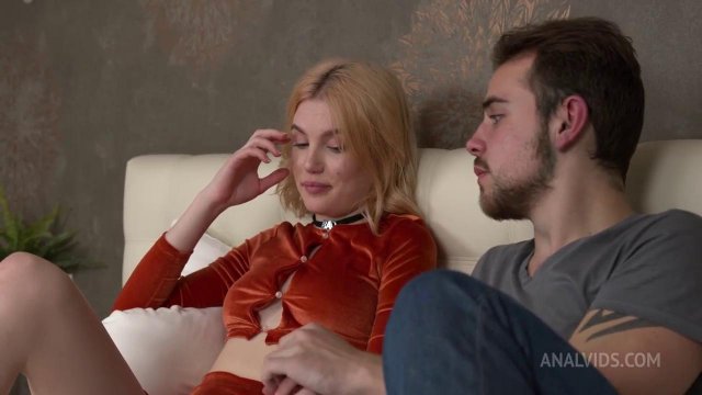 Девушка хочет в анал с парнем и другом