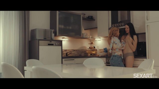 Превью Лесби секс на столе с красивыми сучками № 41865
