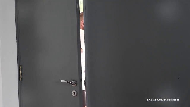 Две подруги полируют анальными дырочками крупные мужские палки