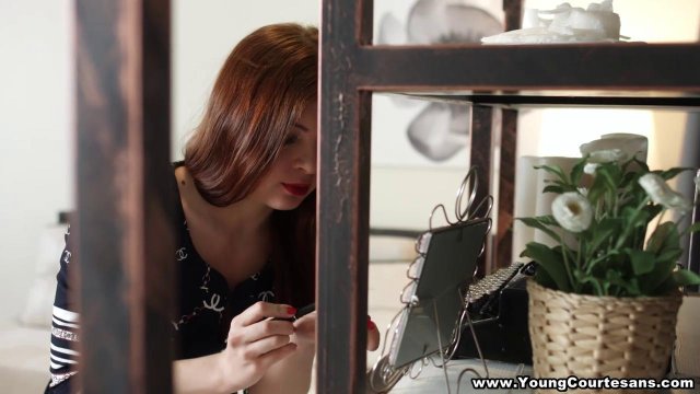 Превью Рыжая домохозяйка на диване дала в красных туфлях коллеге мужа № 4240