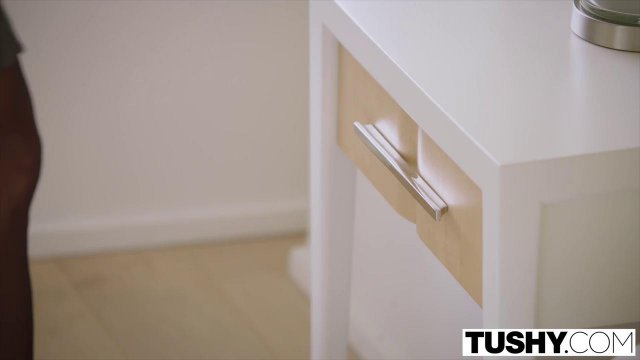 Превью Стройняша в черных чулках разминает анальной дырочкой крупный фаллос ебаря № 4569