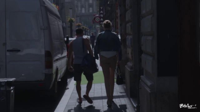 Девушка на красном диване дает мужу сестры в серой майке и глотает семя
