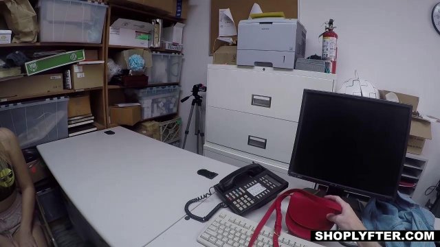 Превью Охранник уломал девушку взять за щеку его сочный член в подсобке № 4933