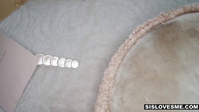 Превью Девушка перед включенной камерой полирует дырочками сочный пенис приятеля № 4965