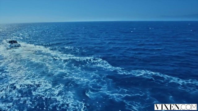 Превью Три красотки дают в глубокие вагины мускулистому пловцу и стонут от кайфа № 4985