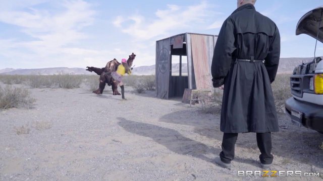 Сиськастая на стогу сена ебется с фермером в глубокую щель
